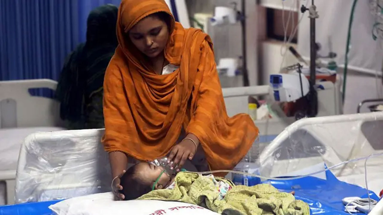 হাসপাতালে চিকিৎসাধীন হাম আক্রান্ত শিশুকে অক্সিজেন দেয়া হচ্ছে