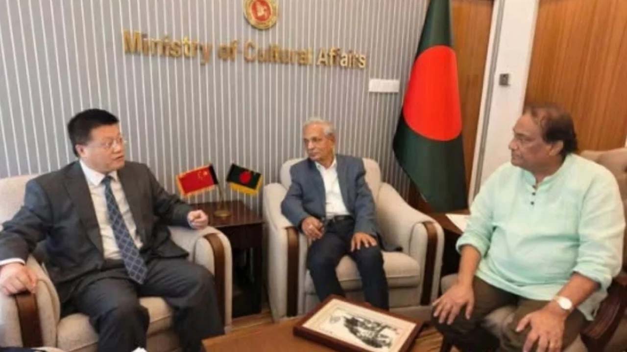সংস্কৃতিবিষয়ক মন্ত্রী নিতাই রায় চৌধুরী এবং প্রতিমন্ত্রী আলী নেওয়াজ মাহমুদ খৈয়ামের সাথে  চীনের রাষ্ট্রদূত ইয়াও ওয়েনের বৈঠক