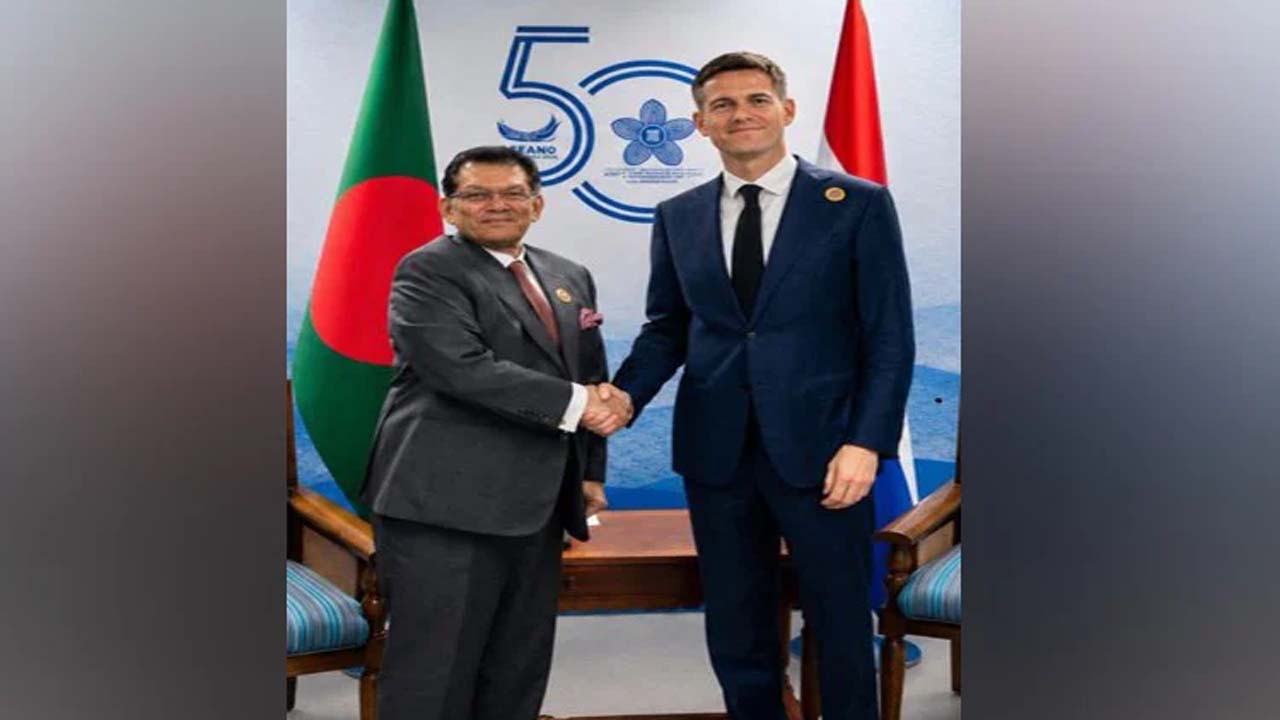 পররাষ্ট্রমন্ত্রী ড. খলিলুর রহমানের সাথে নেদারল্যান্ডসের পররাষ্ট্রমন্ত্রী টম বেরেন্ডসেন দ্বিপক্ষীয় বৈঠক করেন