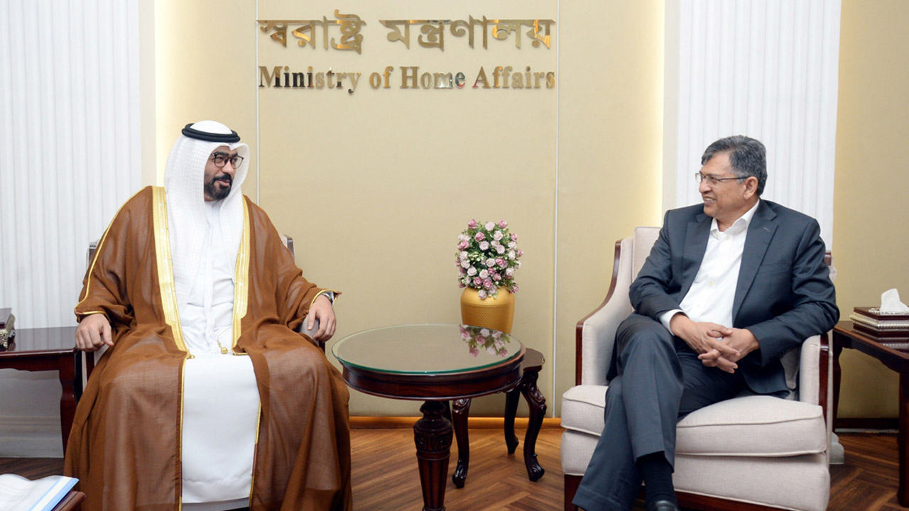 স্বরাষ্ট্রমন্ত্রী সালাহউদ্দিন আহমদের সাথে সৌজন্য সাক্ষাৎ করেন সংযুক্ত আরব আমিরাতের রাষ্ট্রদূত আব্দুল্লাহ আলী খাসিফ আল-হামুদী