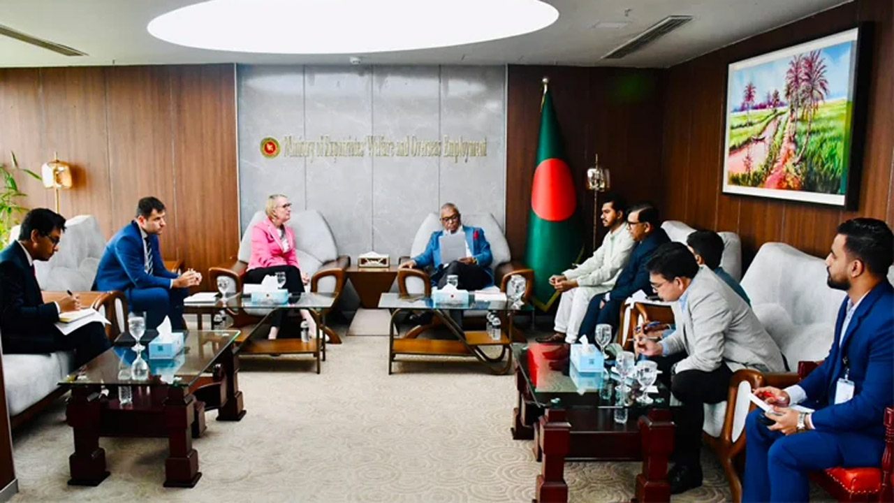প্রবাসী কল্যাণ ও বৈদেশিক কর্মসংস্থানমন্ত্রী আরিফুল হক চৌধুরী আজ তার কার্যালয়ে বাংলাদেশে নিযুক্ত ব্রিটিশ হাইকমিশনার সারাহ কুকের সাথে সৌজন্য সাক্ষাৎ করেন