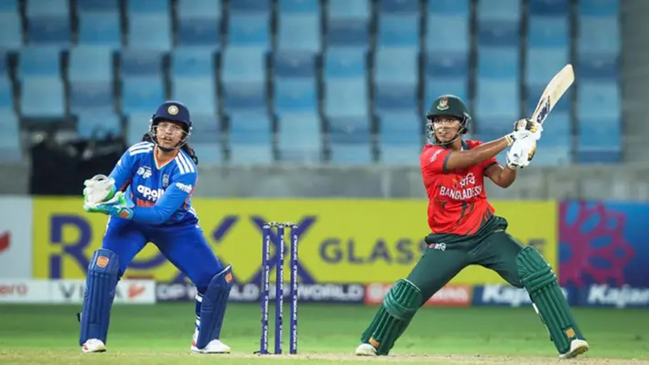 বাংলাদেশ বনাম ভারত নারী এশিয়া কাপের সেমিফাইনাল ম্যাচের একটি দৃশ্য