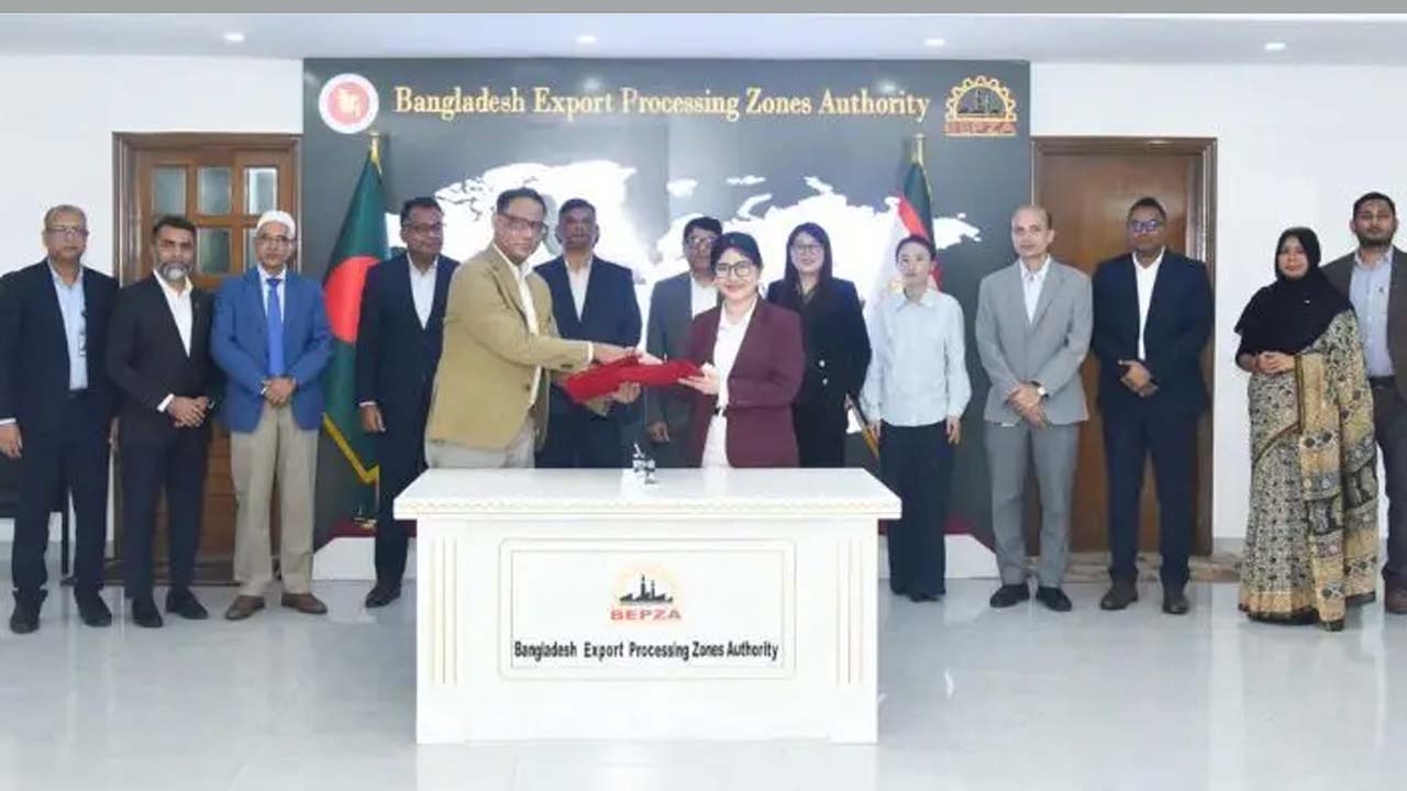 বেপজার সাথে চুক্তি সই করেছে চীনা মালিকানাধীন প্রতিষ্ঠান হুয়াজু এক্সেসরিজ কোম্পানি লিমিটেড