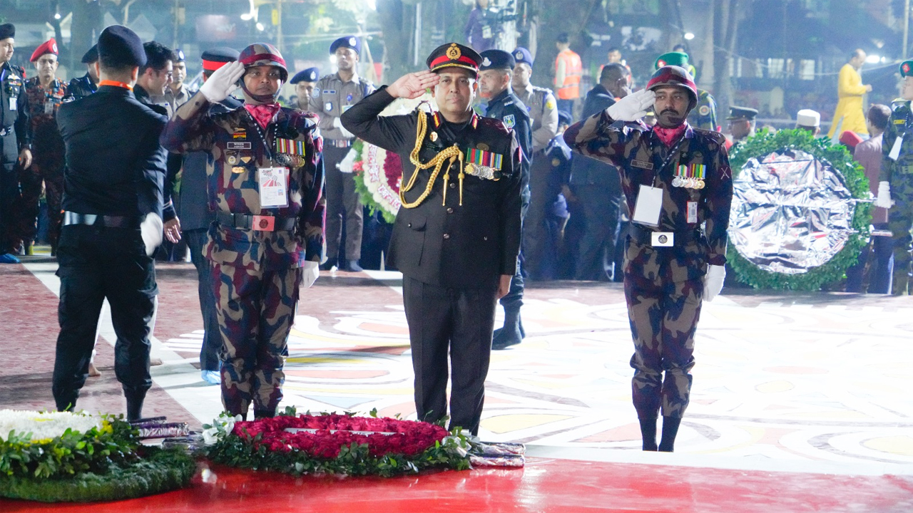 বিজিবি মহাপরিচালক মেজর জেনারেল মোহাম্মদ আশরাফুজ্জামান সিদ্দিকী কেন্দ্রীয় শহীদ মিনারে শ্রদ্ধা নিবেদন করেন