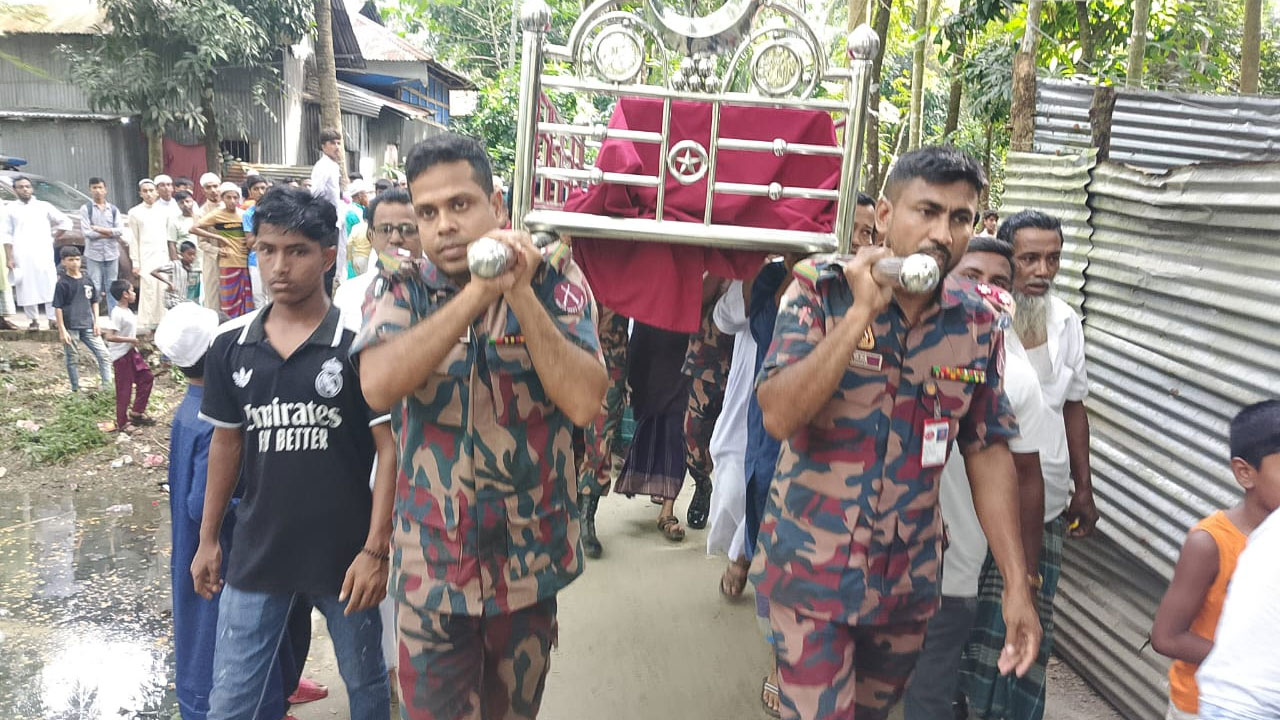 যথাযোগ্য সামরিক মর্যাদায় আকতার হোসেনকে দাফন করা হয়েছে