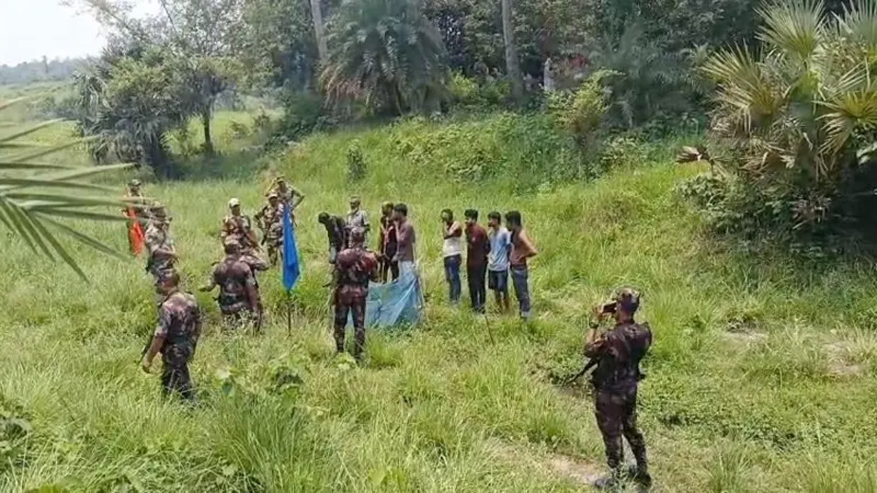 গত ৪ জুন চাঁপাইনবাবগঞ্জের বাঙ্গাবাড়ী সীমান্তে বিজিবি-বিএসএফ পতাকা বৈঠক