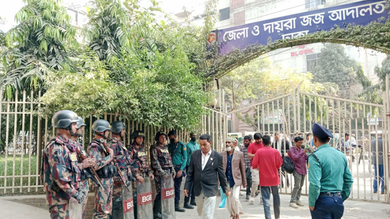 নিয়মিত দায়িত্বে থাকা পুলিশের পাশাপাশি বাড়তি পুলিশ, বিজিবি ও র‌্যাব মোতায়েন রয়েছে