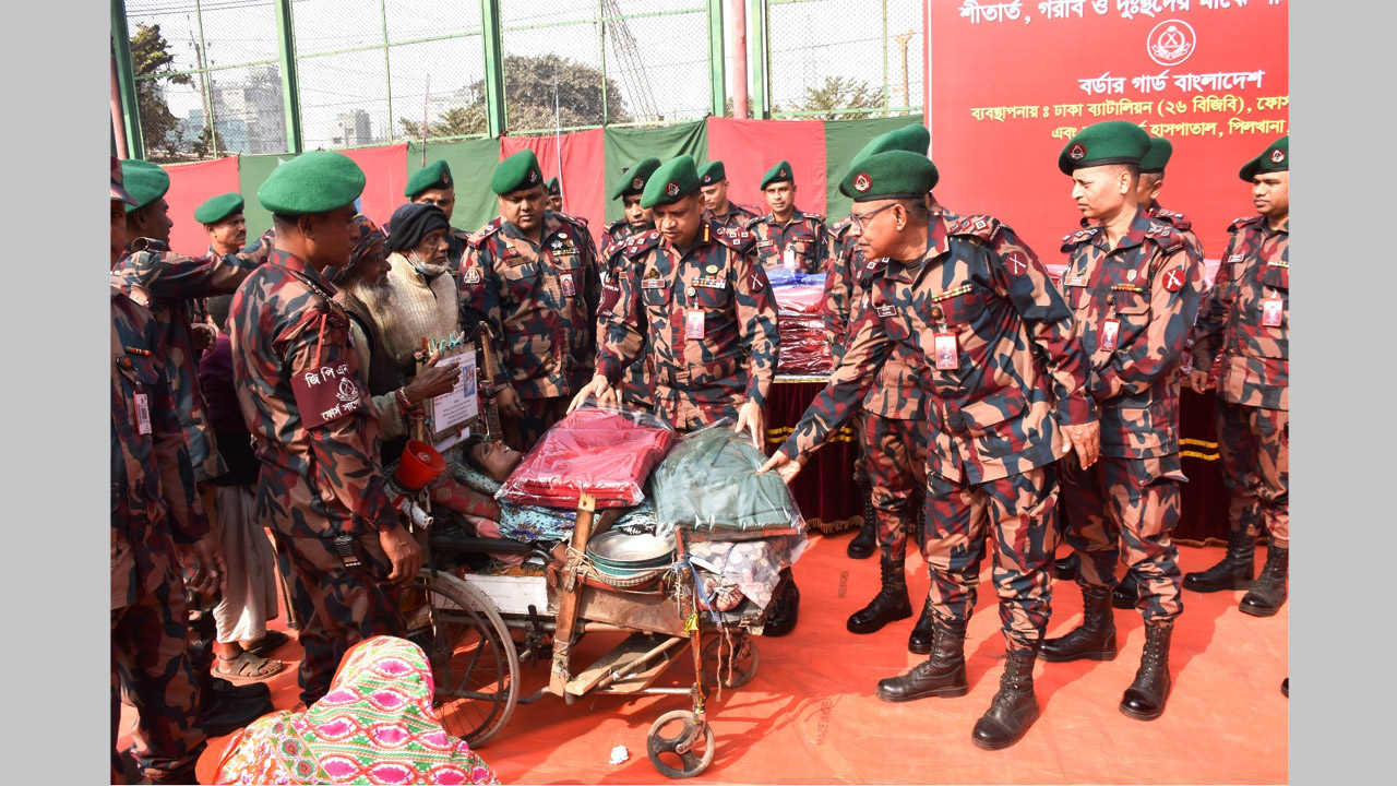 অসহায় মানুষের মাঝে বিজিবির শীতবস্ত্র বিতরণ