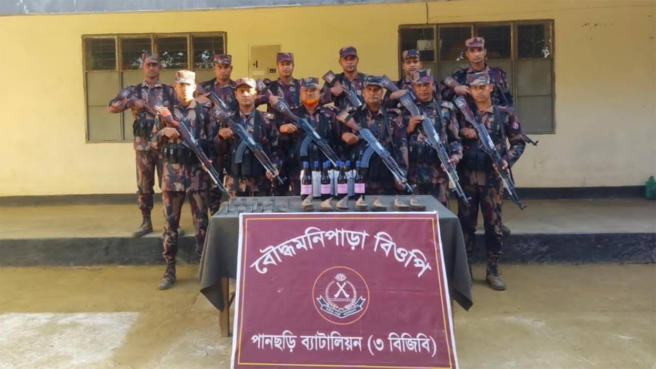 পানছড়ির ভারত সীমান্তে বিপুল পরিমাণ দেশীয় অস্ত্র উদ্ধার করেছে বিজিবি