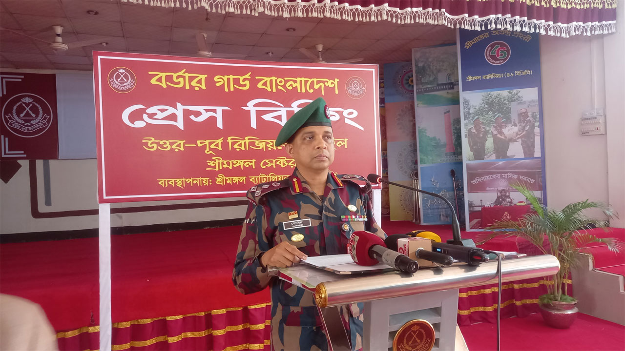 প্রেস ব্রিফিং করছেন শ্রীমঙ্গল ব্যাটালিয়নের অধিনায়ক লেফটেন্যান্ট কর্নেল সরকার আসিফ মাহমুদ