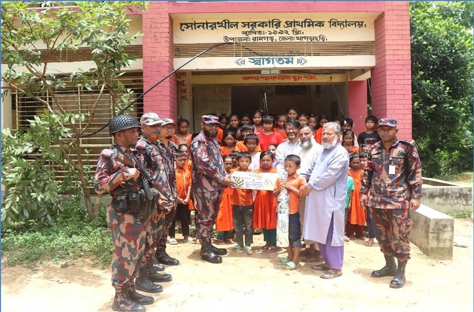 খেলাধুলায় আগ্রহ বাড়াতে শিক্ষার্থীদের মাঝে সরঞ্জাম বিতরণ