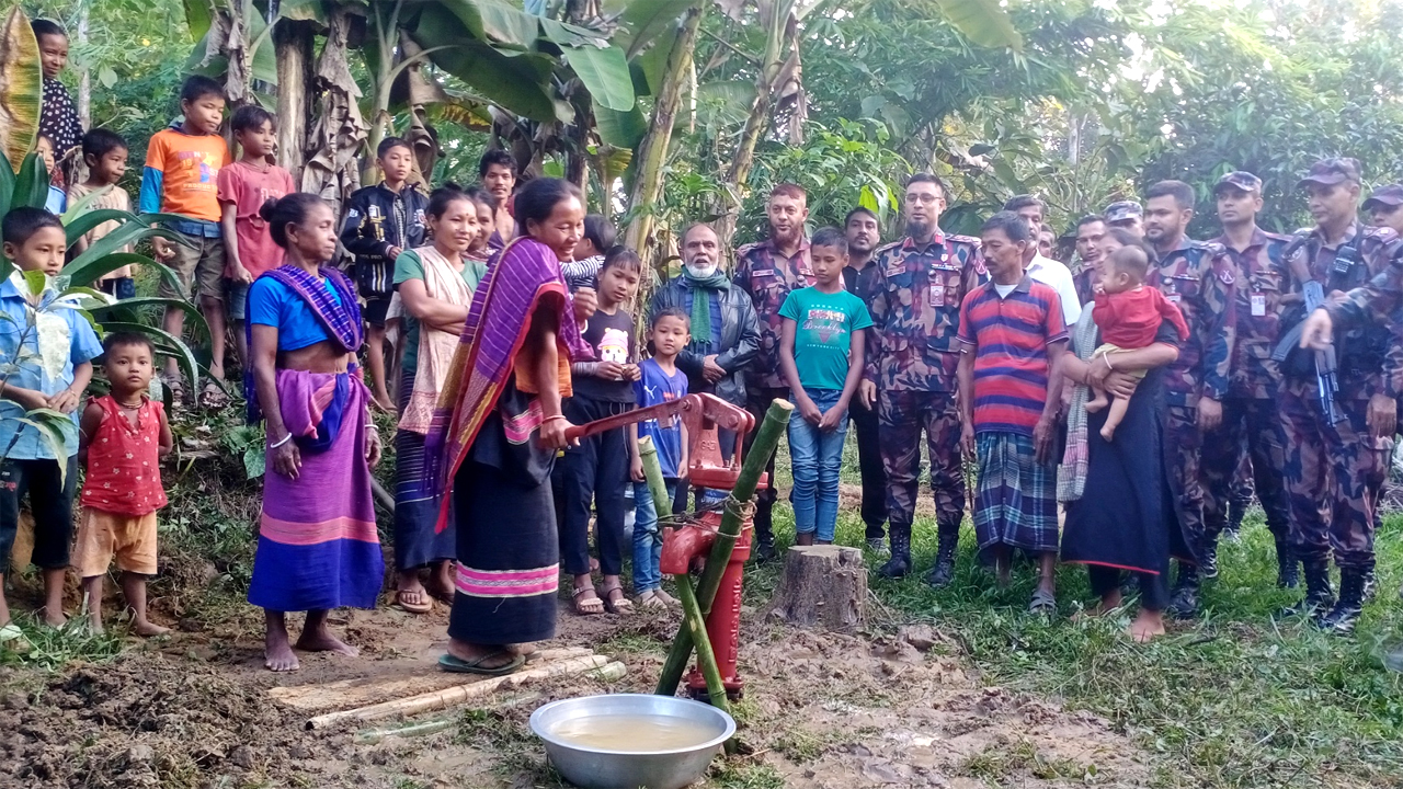 পানছড়ির দুদকছড়ায় টিউবওয়েল স্থাপন ও কৃষি উপকরণ বিতরণ করল বিজিবি