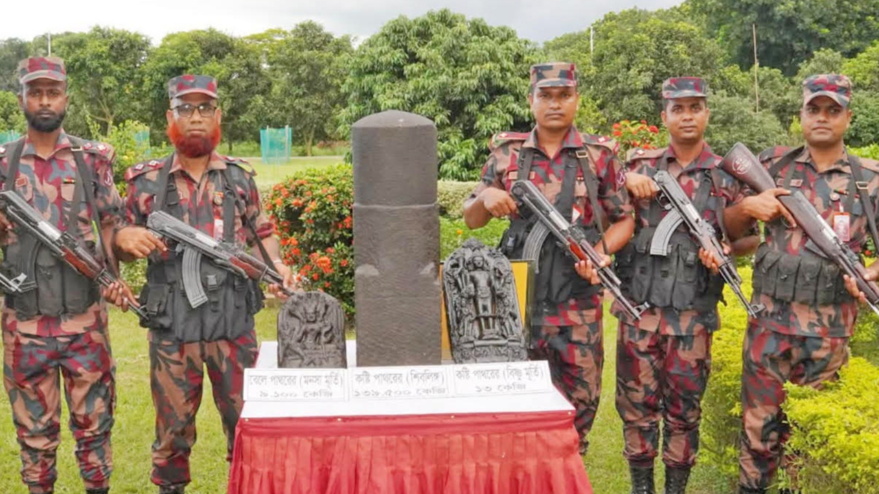 বিজিবির অভিযানে উদ্ধার হওয়া কোটি টাকার প্রত্নবস্তু