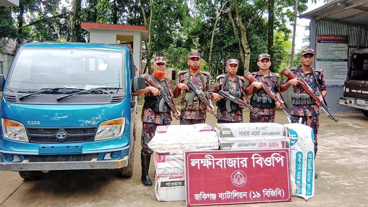 বিজিবির অভিযানে জব্দকৃত চোরাইপণ্য প্রদর্শন