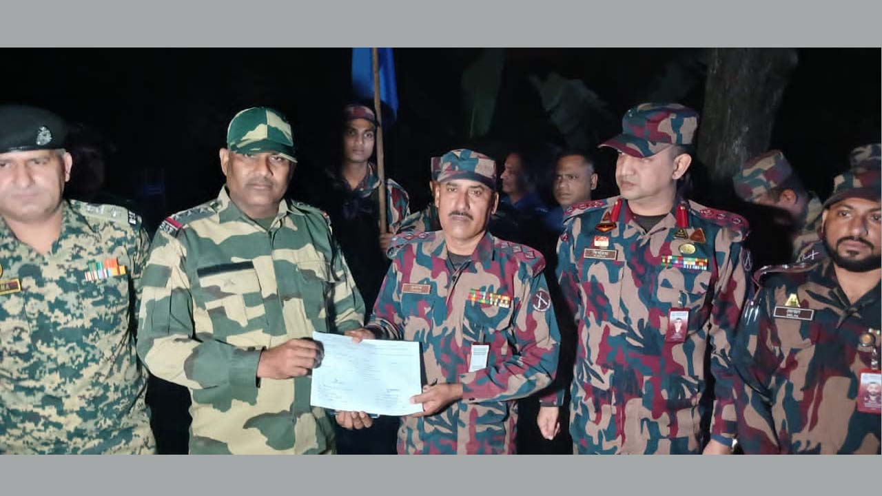 বিএসএফের কাছে সোনালী খাতুন ও তার সন্তান মো: সাব্বির শেখকে হস্তান্তর করে বিজিবি