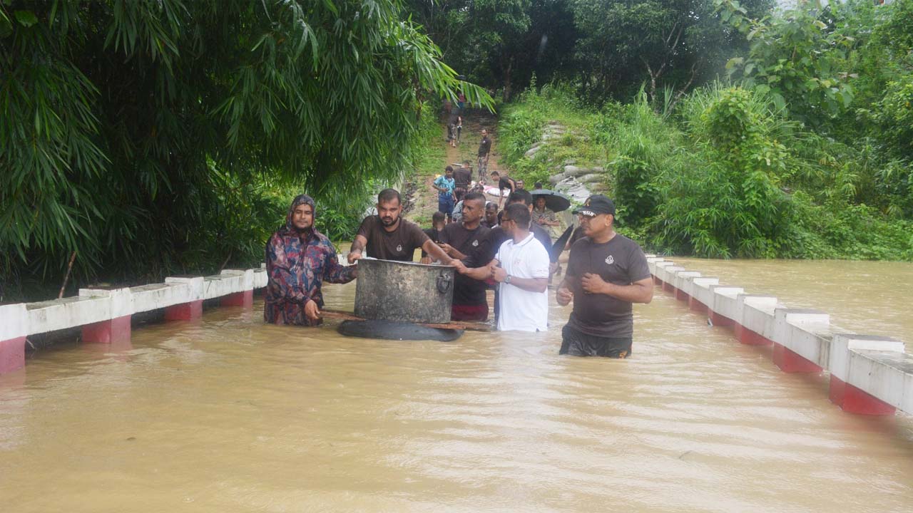 ১২২ পরিবারকে উদ্ধার ও মানবিক সহায়তা প্রদান করেছে বিজিবি