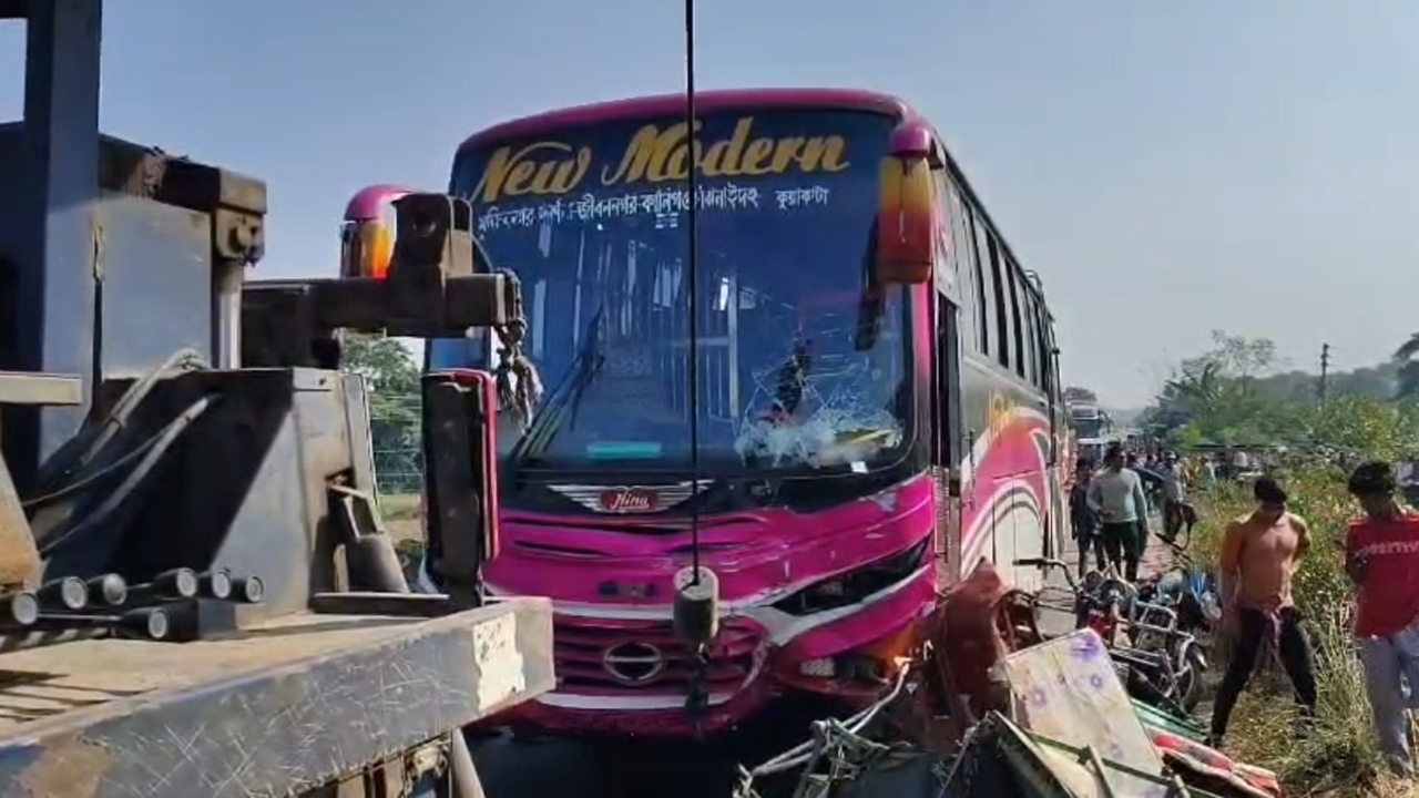 ঘাতক বাস ও দুর্ঘটনাকবলিত অটোরিকশা