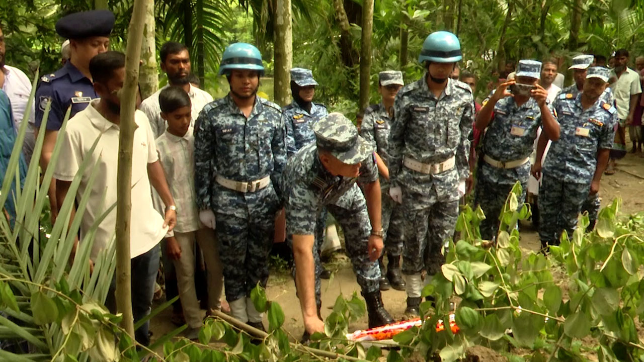 নিহত মাসুমা বেগমের কবরে পুষ্পস্তবক অর্পণ করে শ্রদ্ধা জানিয়েছে বাংলাদেশ বিমানবাহিনী