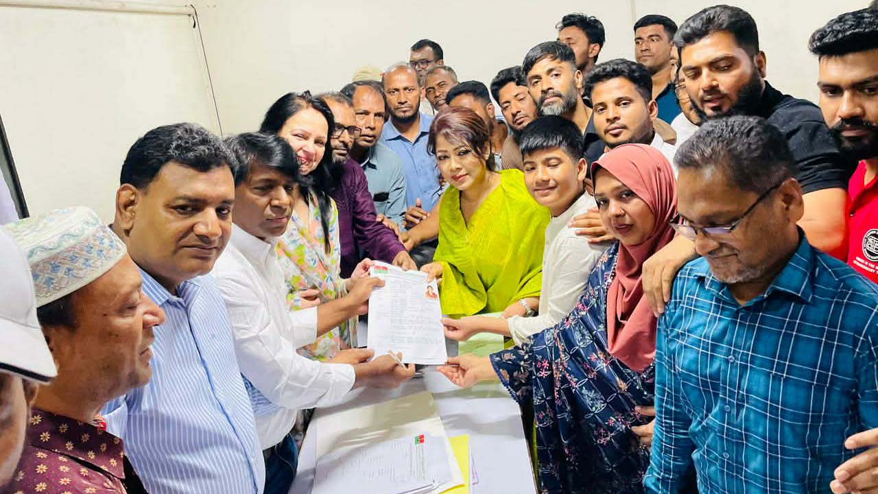 দলীয় নেতাকর্মীদের সাথে নিয়ে কেন্দ্রীয় কার্যালয় থেকে সংরক্ষিত নারী আসনের মনোনয়ন ফরম সংগ্রহ করেন বীথিকা বিনতে হোসাইন
