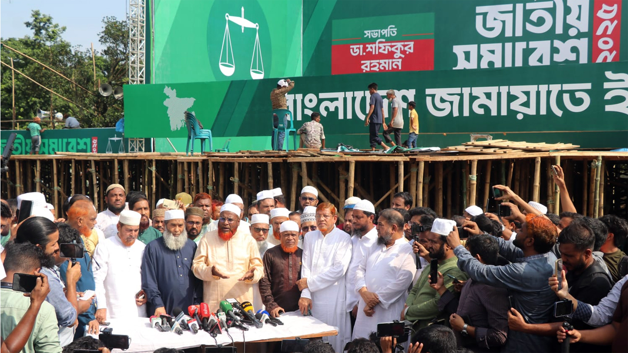 সংবাদিকদের উদ্দেশ্যে বক্তব্য রাখছেন জামায়াতের সেক্রেটারি জেনারেল অধ্যাপক মিয়া গোলাম পরওয়ার