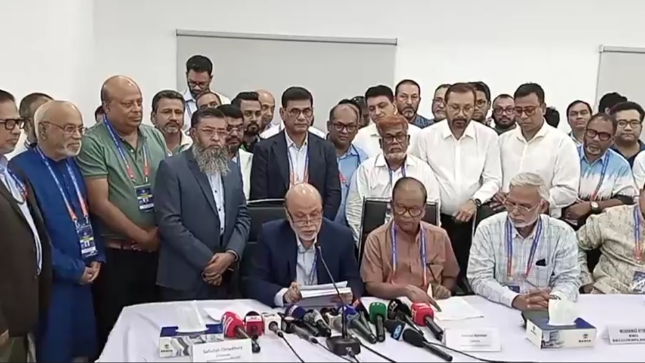 ফলাফল ঘোষণা করছেন নির্বাচন কমিশনের চেয়ারম্যান সফিউল্লাহ চৌধুরী