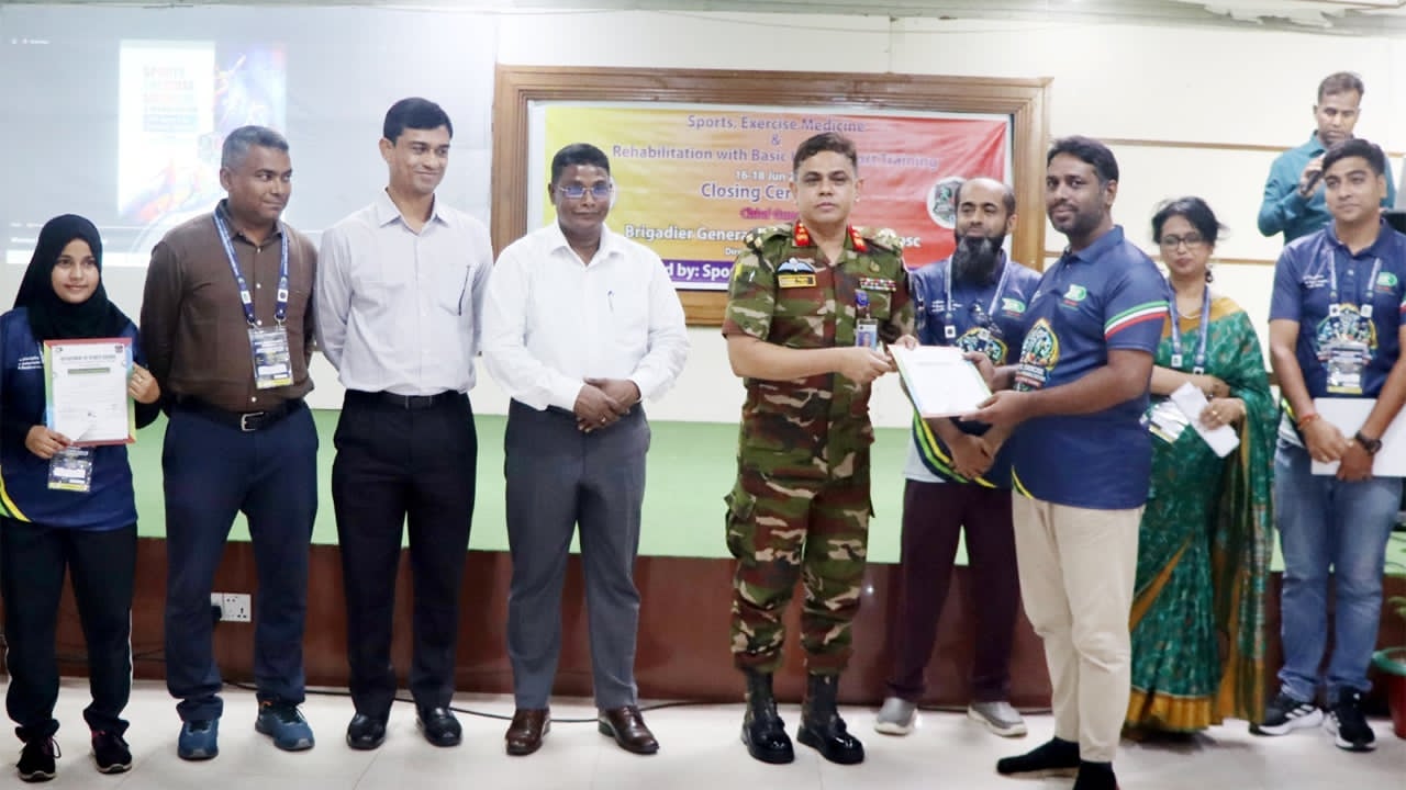 সমাপনী অনুষ্ঠানে পুরস্কার বিতরণ করছেন বিকেএসপির ডিজি ব্রিগেডিয়ার জেনারেল মো: সাইফ উল্লাহ