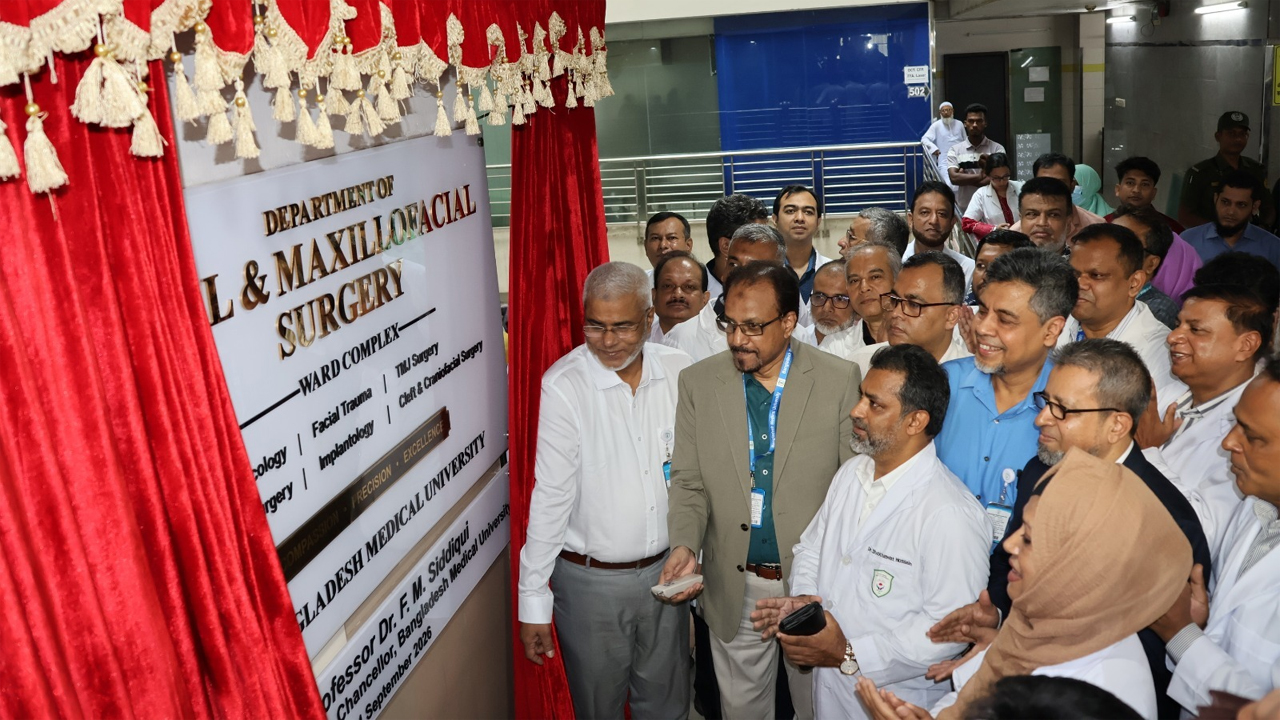 ওয়ার্ডটির উদ্বোধন করেন বিশ্ববিদ্যালয় ভিসি অধ্যাপক ডা: এফ এম সিদ্দিকী