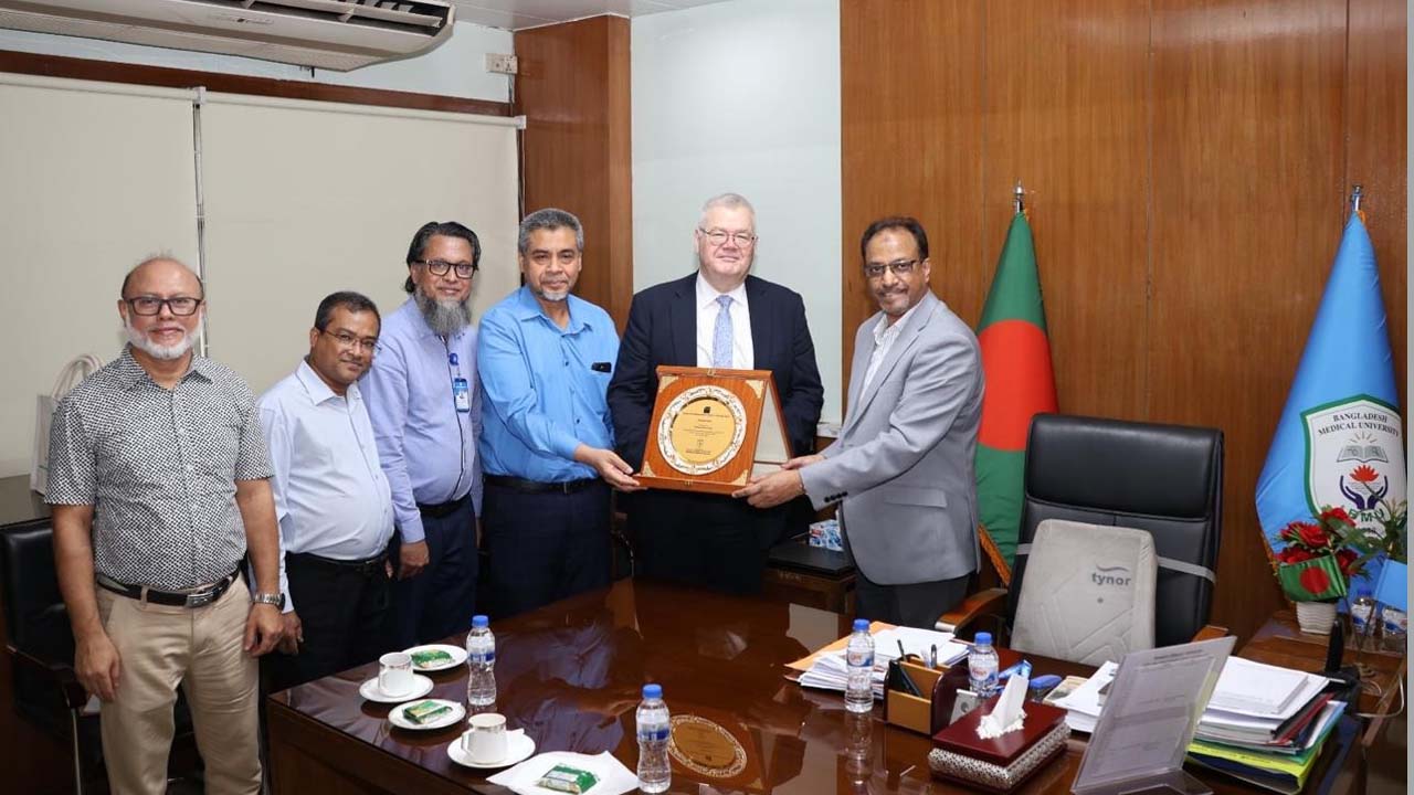 ব্রায়ান এ্যাঙ্গোসকে বিএমইউ’র সম্মাননা ক্রেস্ট প্রদান