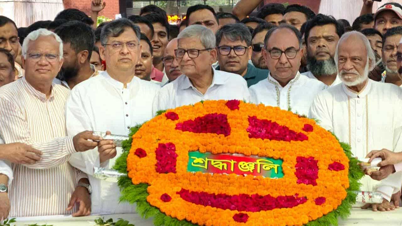 জাতীয় বিপ্লব ও সংহতি দিবস উপলক্ষে শহীদ রাষ্ট্রপতি জিয়াউর রহমানের মাজারে বিএনপির পক্ষ থেকে শ্রদ্ধা নিবেদন করা হয়