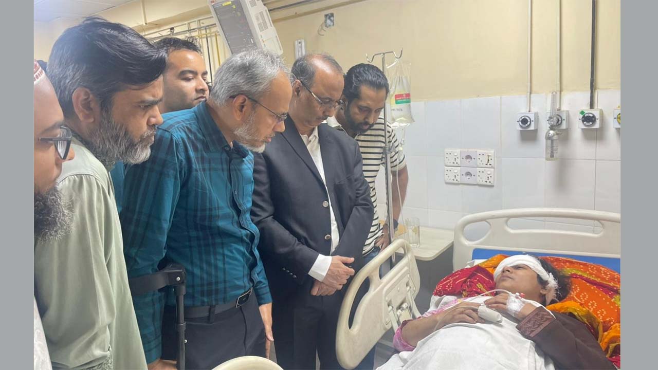 ভূমিকম্পে আহতদের দেখতে হাসপাতালে বিএনপির স্বাস্থ্য সম্পাদক