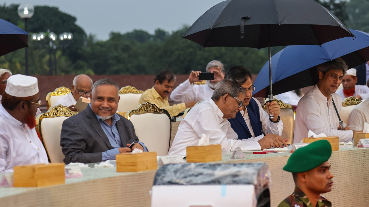 জুলাই সনদ স্বাক্ষর অনুষ্ঠানে মির্জা ফখরুলসহ অন্য রাজনৈতিক নেতারা