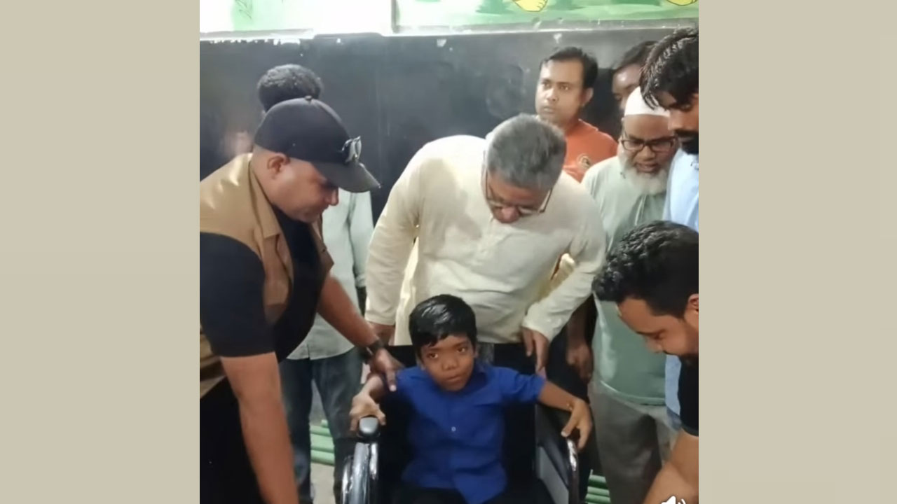 প্রতিবন্ধী জুবায়েরকে হুইল চেয়ার উপহার দেন শহিদুল ইসলাম খান বাবুল