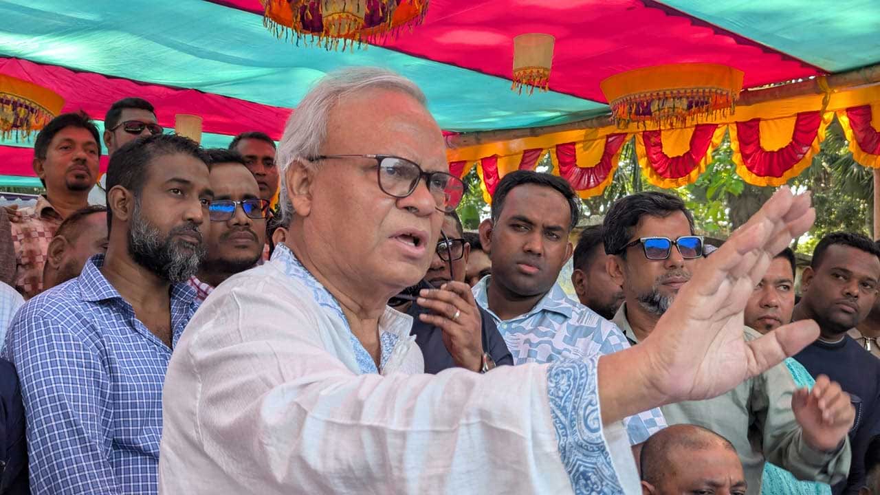 পটুয়াখালীর ছোট বিঘাই এলাকায় অসহায় এক দম্পতিকে আর্থিক সহায়কালে বক্তব্য দেন রুহুল কবির রিজভী