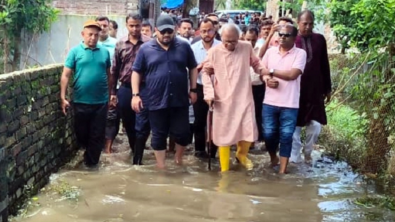বন্যাদুর্গত এলাকায় রিজভী-হেলাল : আনোয়ারা বিএনপিতে আলোচনায় এমপি নিজামের অনুপস্থিতি