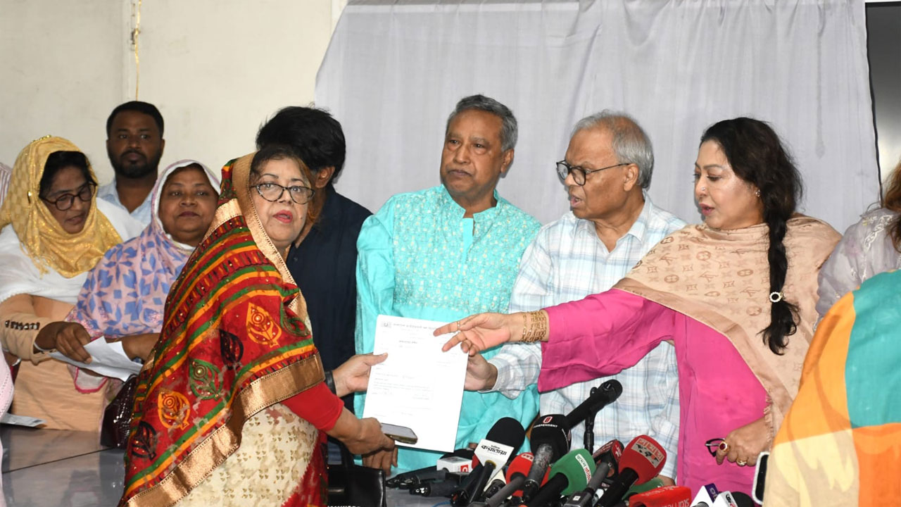 মনোনয়নপত্র বিতরণ করছেন রুহুল কবির রিজভী