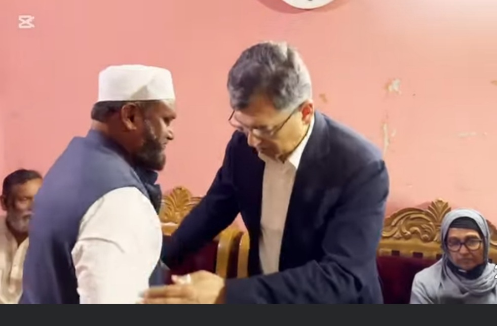 জামায়াতের প্রার্থীর বাসায় গেলেন বিএনপির সালাহউদ্দিন আহমদ