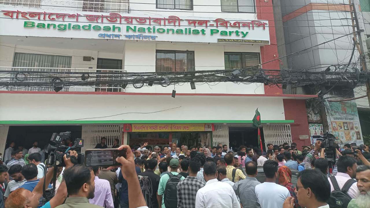 সংরক্ষিত নারী আসনের মনোনয়ন ফরম সংগ্রহ ও জমা দেয়ার শেষ দিনে জমজমাট বিএনপির কেন্দ্রীয় কার্যালয়