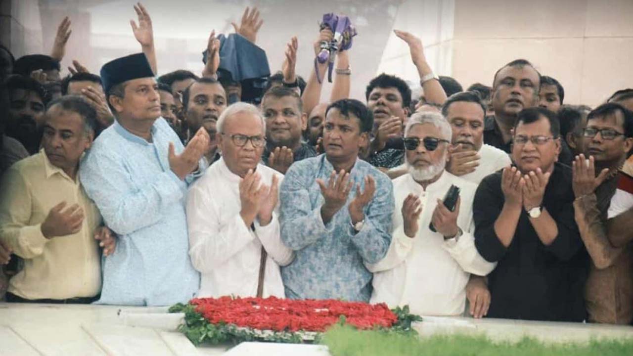 শহীদ প্রেসিডেন্ট জিয়াউর রহমানের মাজারে দোয়া করছেন রুহুল কবির রিজভীসহ বিএনপি নেতাকর্মীরা