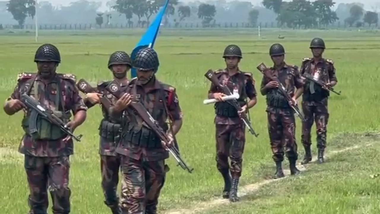 নাপোল সীমান্তে টহলরত বাংলাদেশ সীমান্তরক্ষী বাহিনী (বিজিবি)