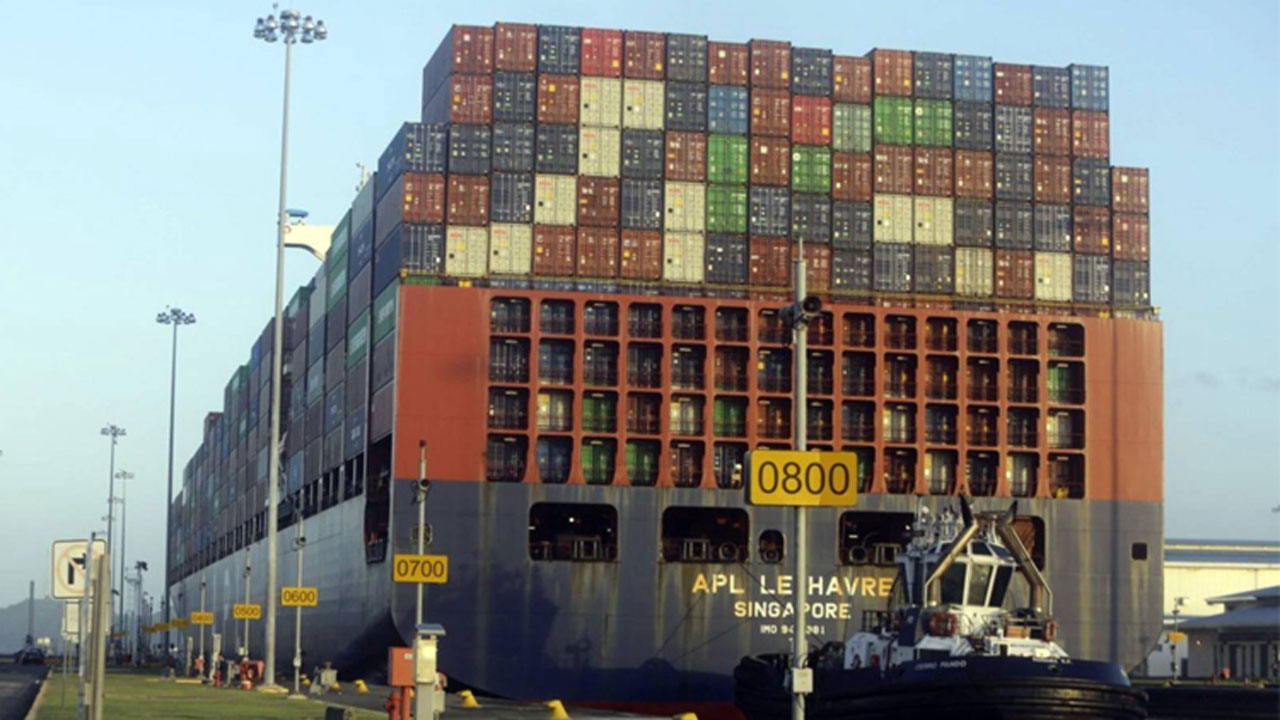 পানামা খালে জাহাজ চলাচল