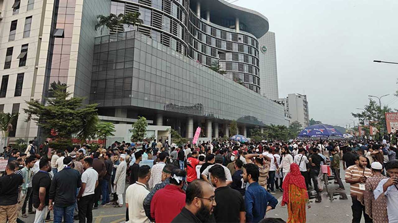 এনইআইআর পদ্ধতি বাতিলের দাবিতে রাজধানীর আগারগাঁওয়ে বিটিআরসি ভবনের সামনে মোবাইন ফোন ব্যবসায়ীরা