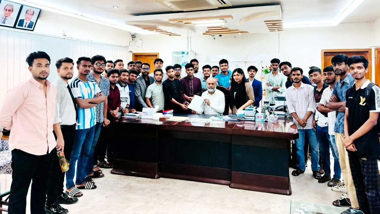 প্রথম ফ্যাসিস্ট বাহিনীমুক্ত ক্যাম্পাস ঘোষণার দাবিতে বরিশাল বিশ্ববিদ্যালয়ের ভিসিকে স্মারকলিপি দেয় ছাত্রদল