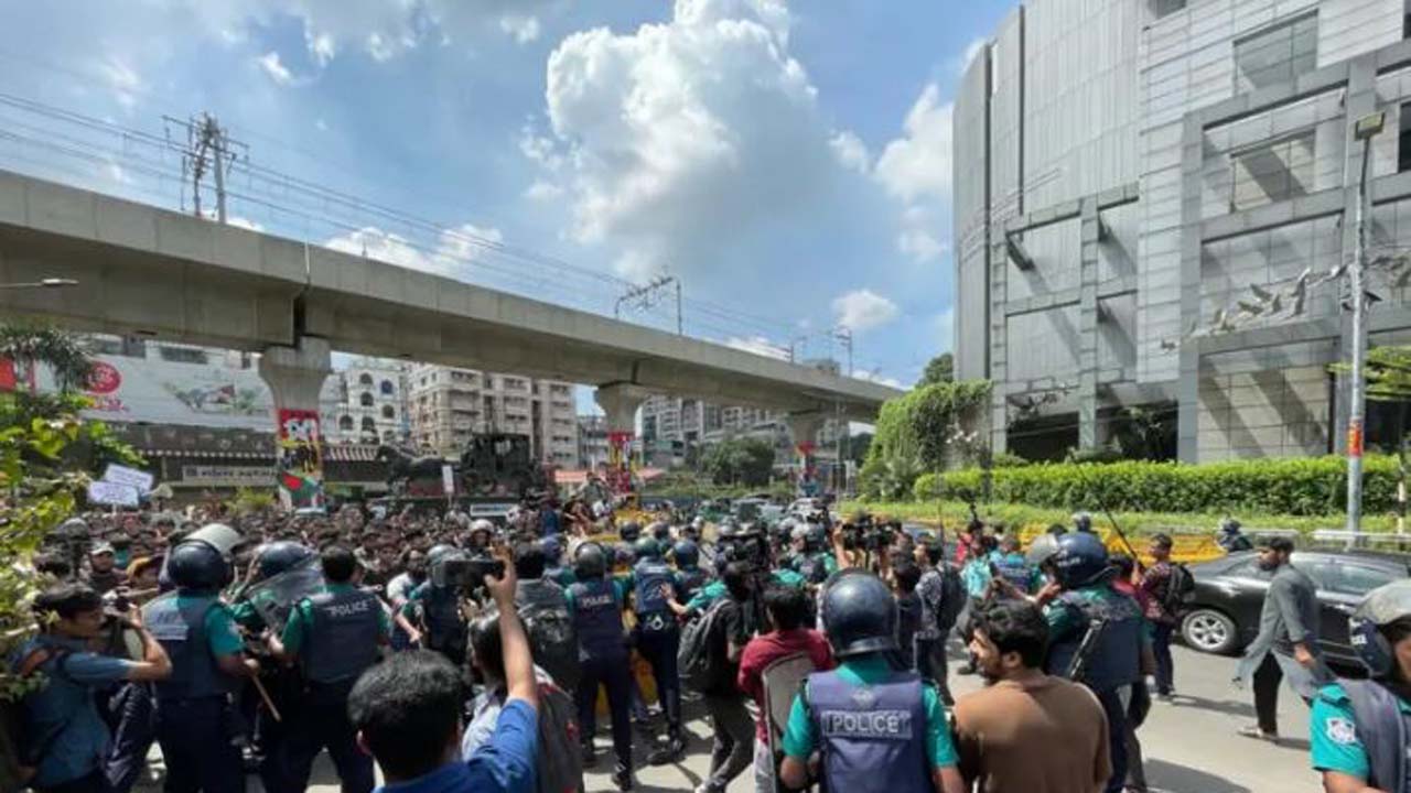 শিক্ষার্থীরা প্রধান উপদেষ্টার বাসভবন যমুনার দিকে রওনা হলে পুলিশের সাথে সংঘর্ষ বাধে
