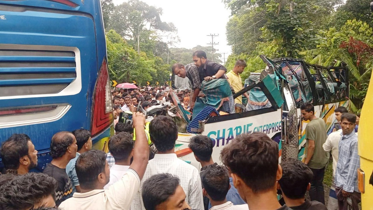 চকরিয়ায় দুর্ঘটনাকবলিত বাস থেকে আহতদের উদ্ধার করছেন স্থানীয়রা