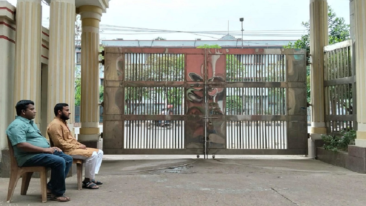 নিস্তব্ধ ক্যাম্পাসেই কাটছে তাদের ঈদ