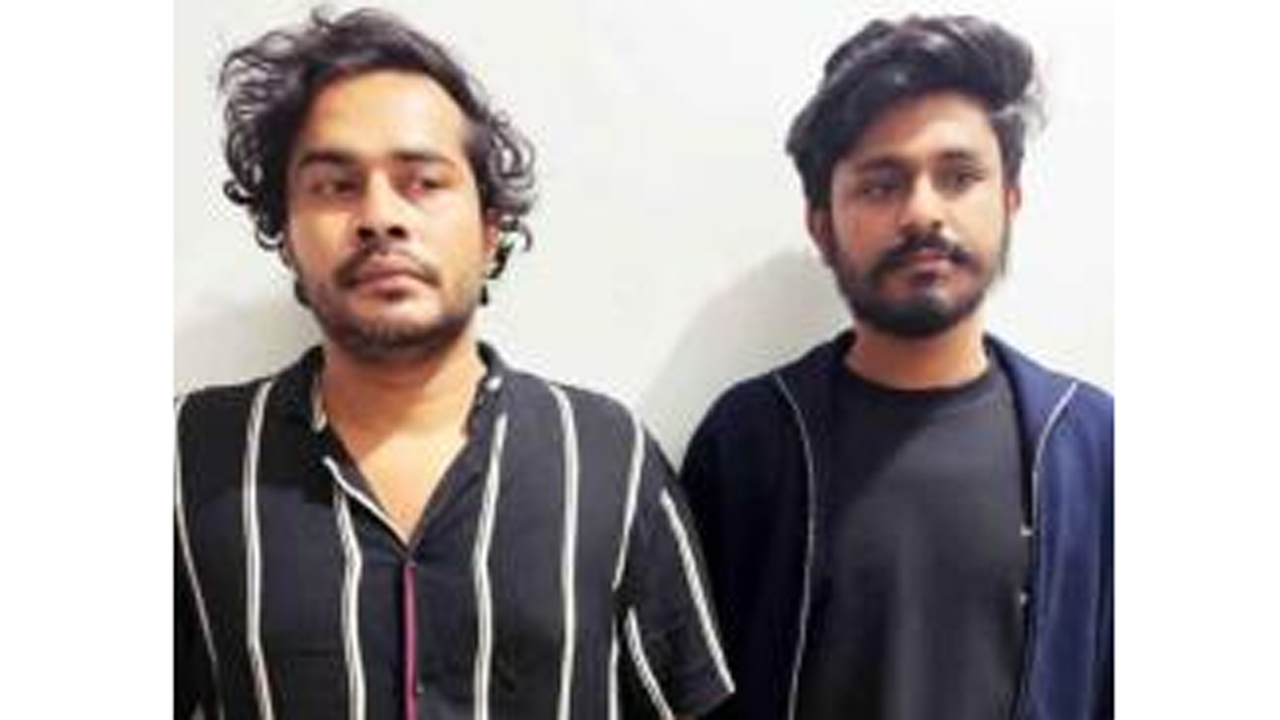 লায়ন শাকিল ও তার সহযোগী মো: আরিয়ান আহমেদ।