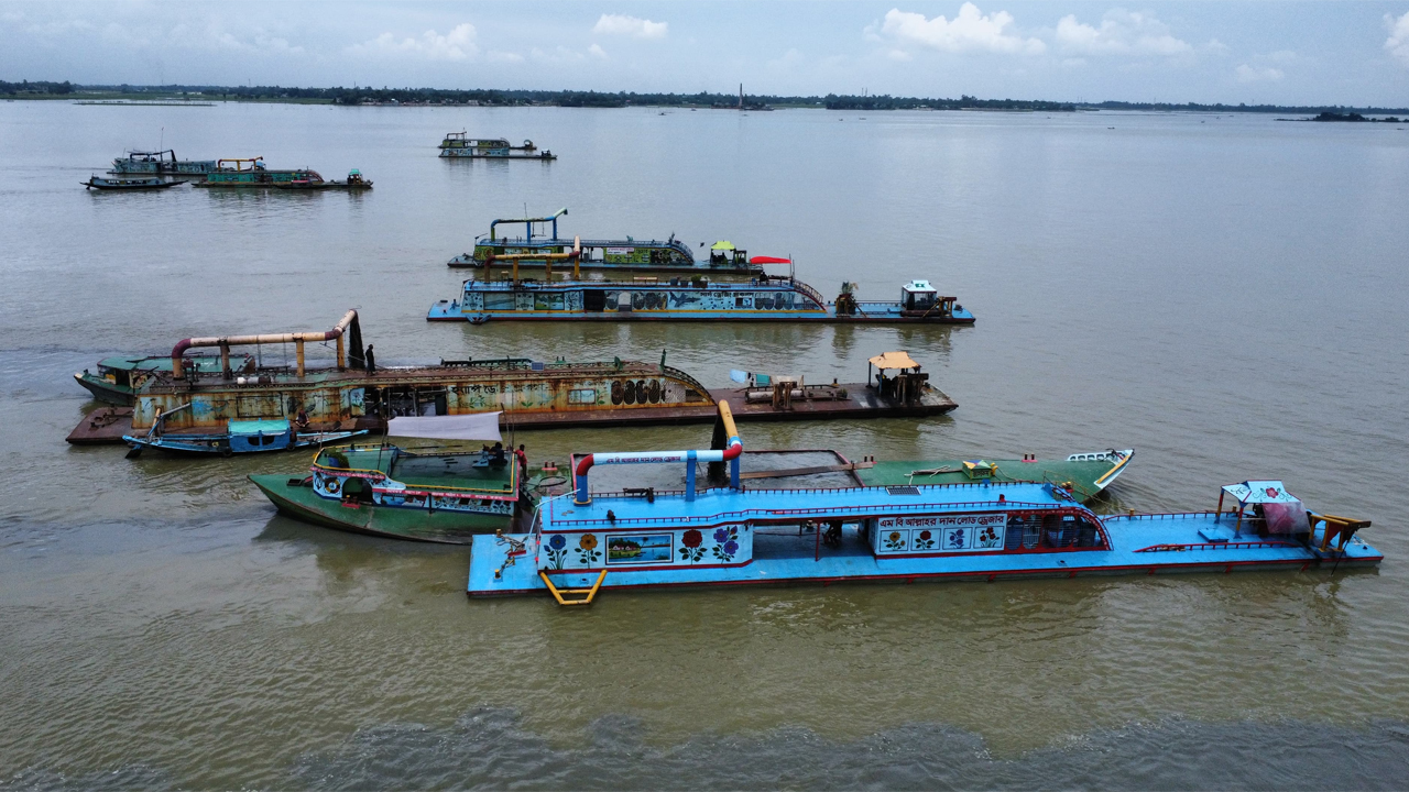 মেঘনা নদী থেকে বালু উত্তোলন