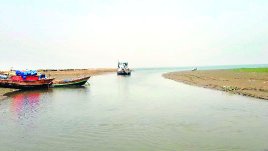 চরপাতিলা নৌঘাট। এখান দিয়েই সাগরের মাছ ধরতে যান জেলেরা : রফিকুল হায়দার ফরহাদ