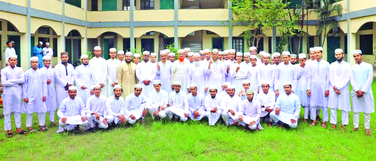 টঙ্গীর তা’মীরুল মিল্লাত কামিল মাদরাসার শিক্ষক ও শিক্ষার্থীরা  : নয়া দিগন্ত