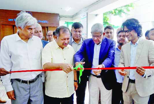 জিয়াউর রহমানের শাহাদতবার্ষিকী উপলক্ষে পিআইবিতে সংবাদপত্র প্রদর্শনীর উদ্বোধন করেন এলজিআরডি মন্ত্রী মির্জা ফখরুল ইসলাম। এ সময় তথ্যমন্ত্রী উপস্থিত ছিলেন : পিআইডি